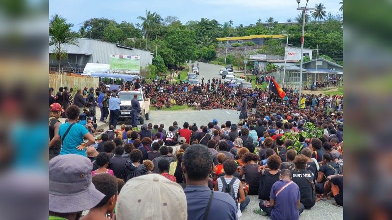 WEWAK TOWN GATHERS TO CLEAN UP TOWN PREPARING TO RECEIVE LATE GRAND CHIEF SOMARE