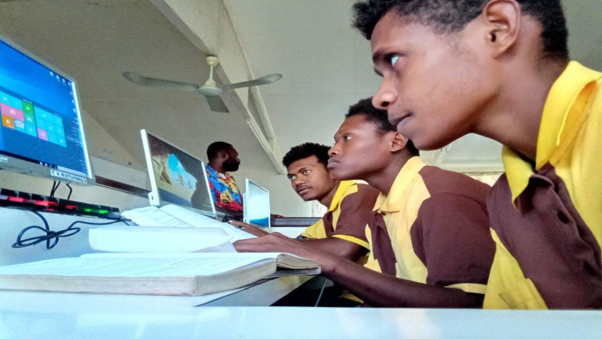 UPNG WNBP STUDENTS ASSOCIATION ASSISTS SCHOOLS