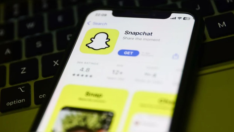 SNAPCHAT USERS FREAK OUT OVER AI BOT THAT HAS MIND OF ITS OWN