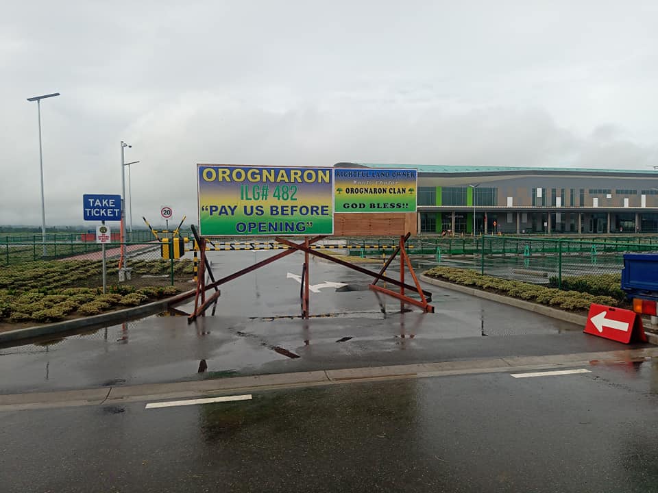 LANDOWNERS REMOVE BLOCKADE TO AIRPORT