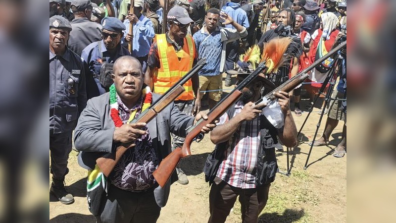 MASS GRADUATION & HANDOVER OF WEAPONS IN HELA