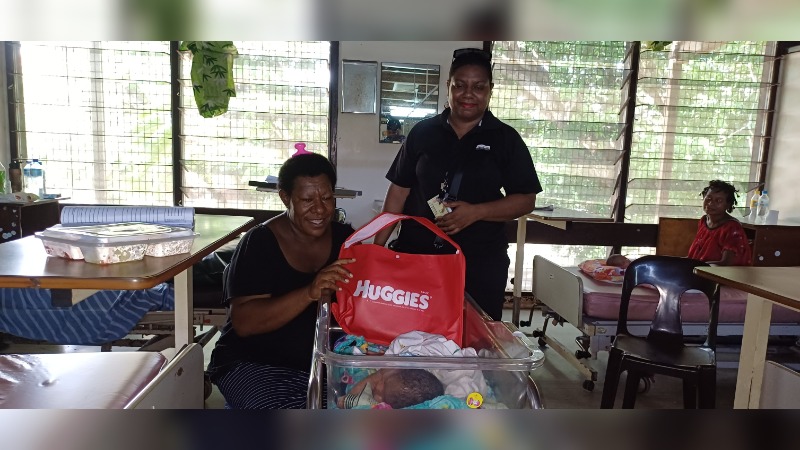 HUGGIES PRESENT GIFT PACKS TO POST-NATAL MOMS
