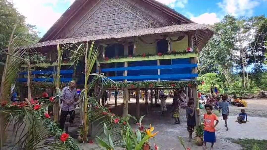 MINISTER LEONARD OPENS ECO-LODGE ON WOODLARK ISLAND