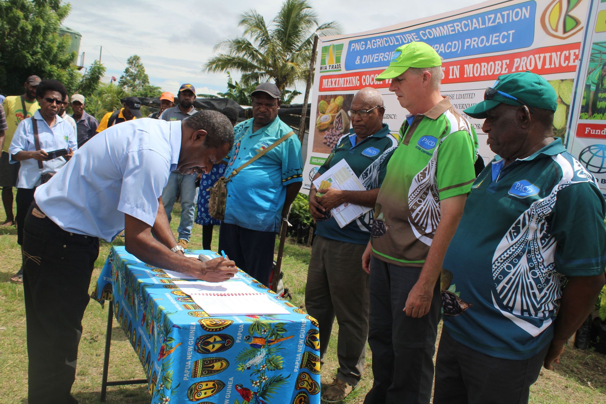OVER 900 COCOA FARMERS SIGN PARTNERSHIP AGREEMENT