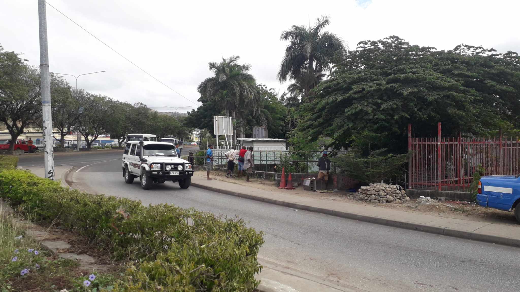 PUBLIC COME TO AID OF LOCAL VENDOR| FOIL ROBBERY ATTEMPT