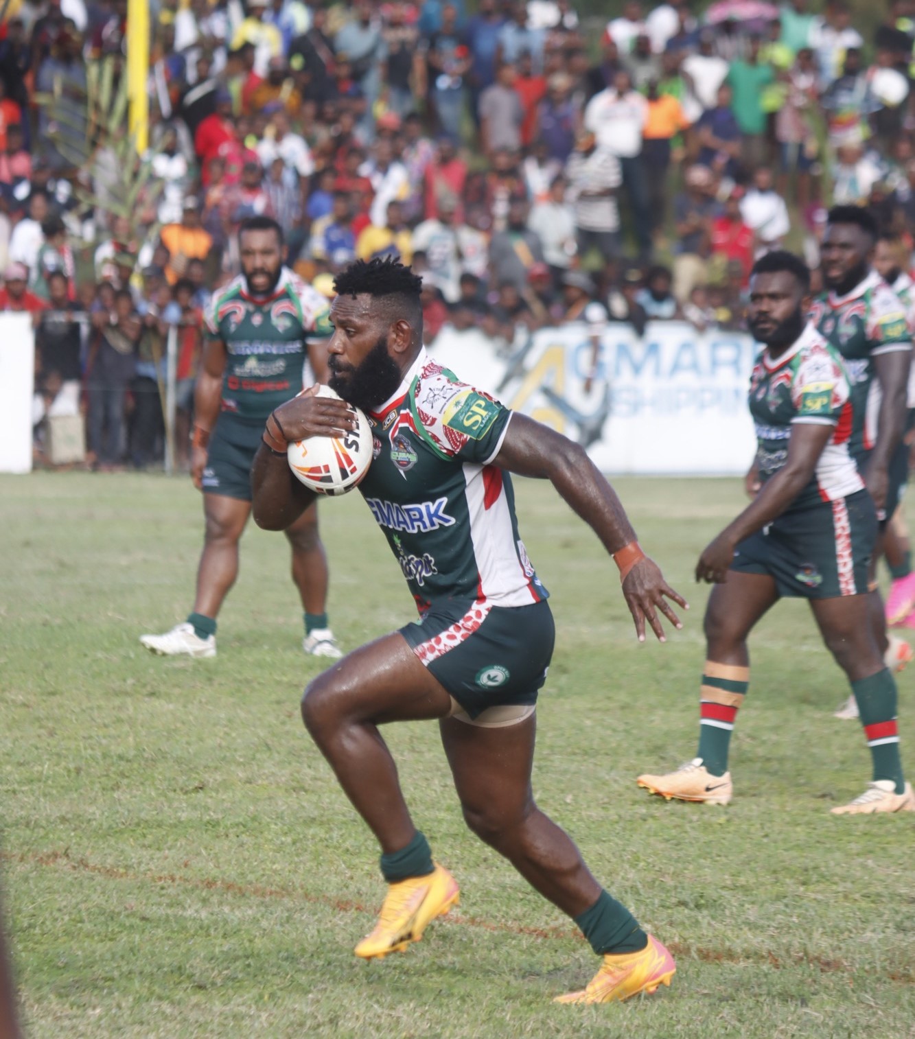 GURIAS DOWN WIGMEN IN OLD RABAUL TOWN