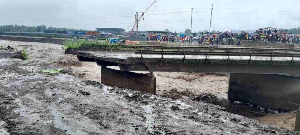 YALU BRIDGE CUT OFF BY FLOODING| LEAVING STRANDED TRAVELERS