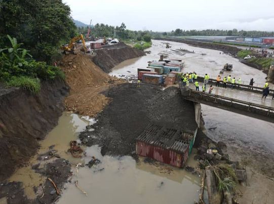 PM COMMENDS EFFORTS TO RESTORE TRAFFIC ALONG YALU BRIGE