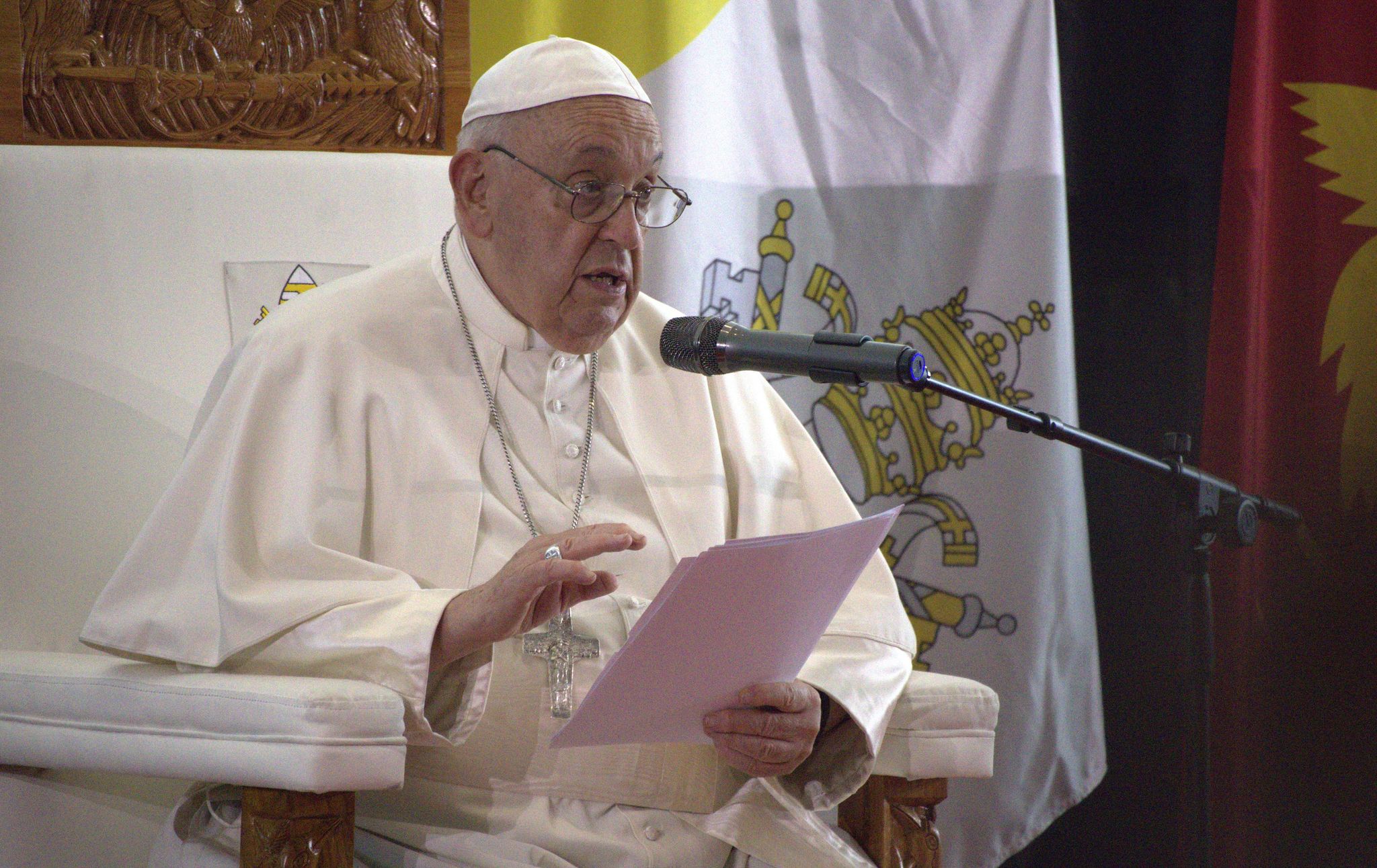 POPE WELCOMED AT APEC HAUS, TALKS ABOUT PEACE, HOPE & UNITY