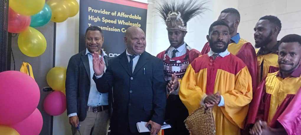 WAWIN SCHOOL CELEBRATES INTERNET CONNECTION AT GRADUATION