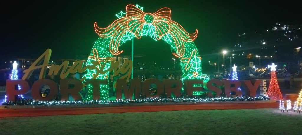 GOVERNOR PARKOP SWITCHES ON CHRISTMAS LIGHTS