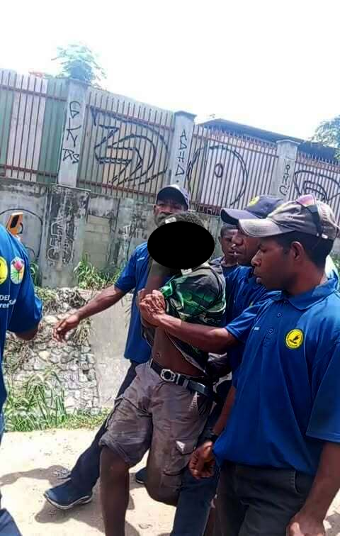 PHONE SNATCHER CAUGHT BY POLICE AND CITY WARDENS