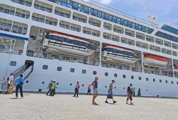LUXURY CRUISE SHIP, REGATTA VISITS PORT MORESBY