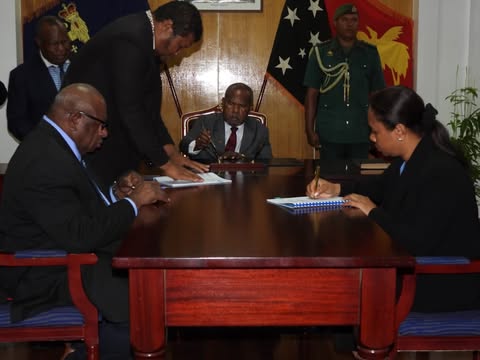 PNG HEADS OF MISSION SIGN EMPLOYMENT CONTRACTS