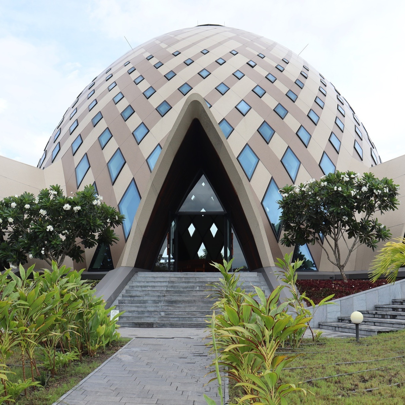 ROUNDTABLE DISCUSSION CALLS FOR BALANCE BETWEEN WESTERN & TRADITIONAL KNOWLEDGE