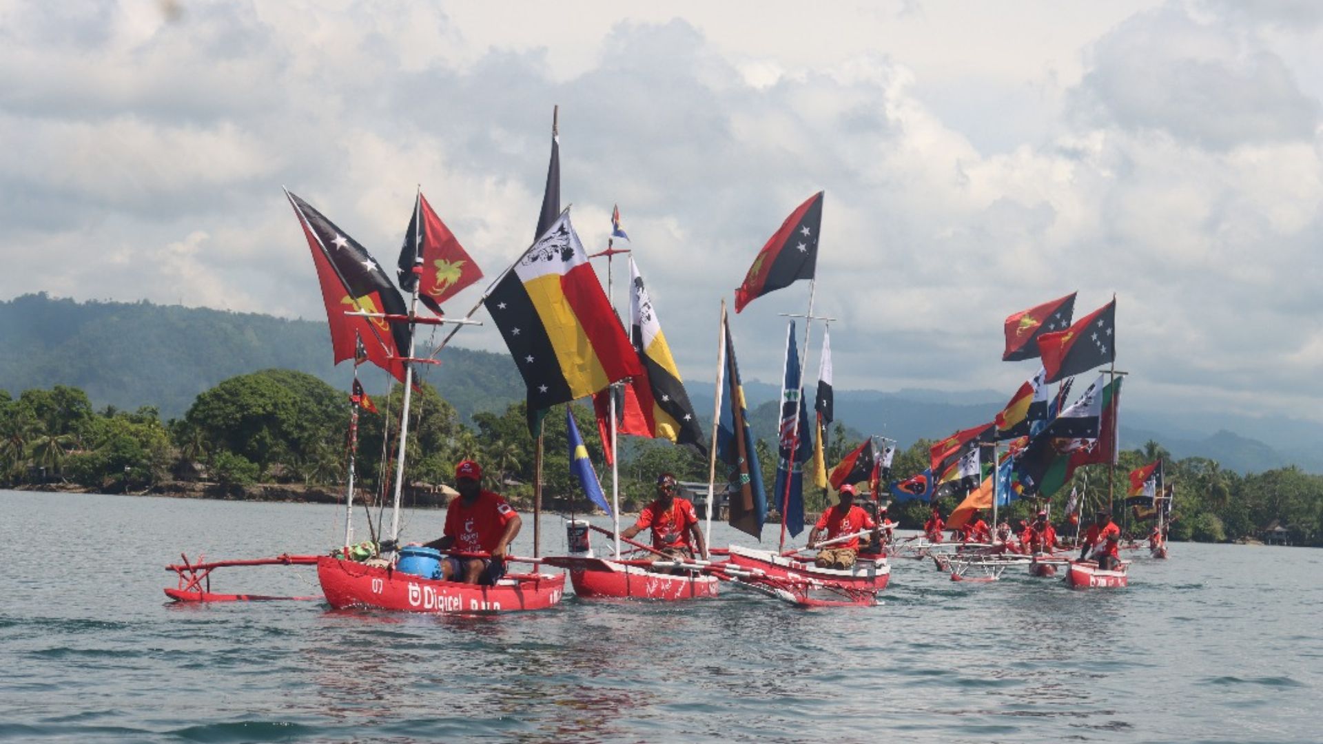 FISHERMEN PADDLE TO MADANG FOR GOLDEN JUBILEE CELEBRATION