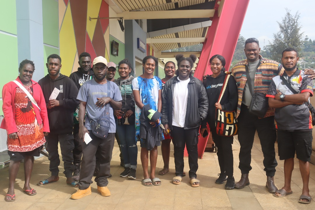 ALL UOG BOUGAINVILLE STUDENTS FINANLY OUT OF GOROKA