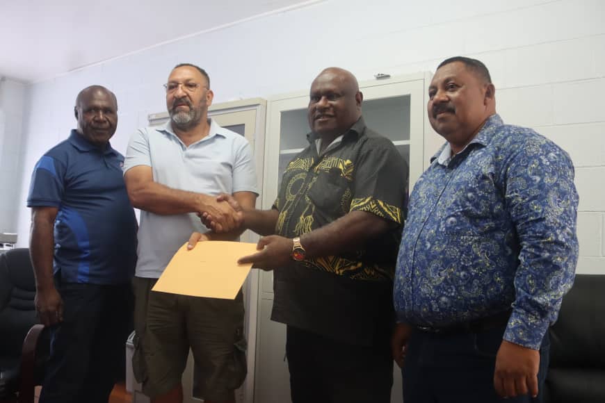 BUSINESSMAN SUPPORTS POLICE OFFICERS THIS FESTIVE SEASON