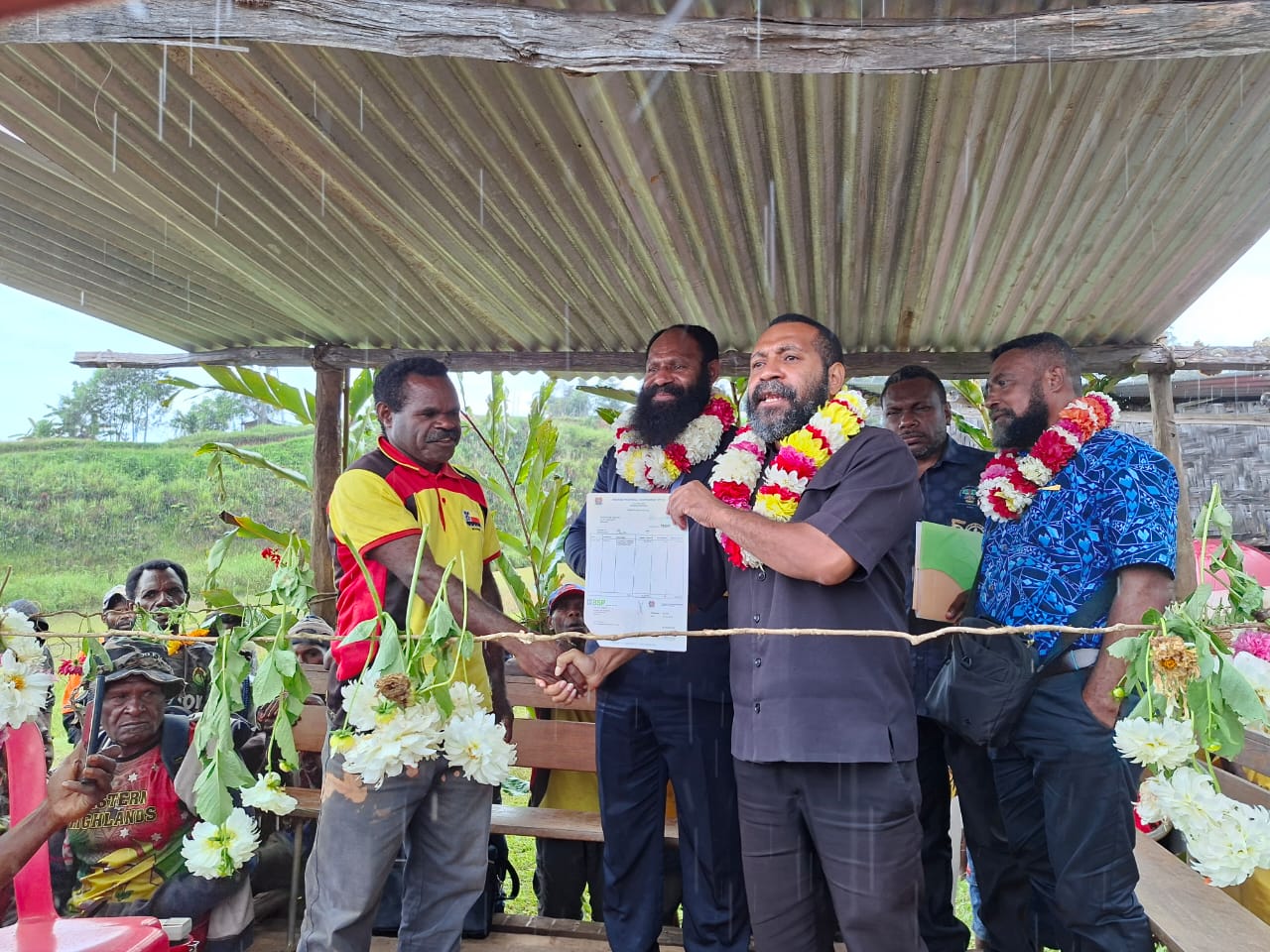 GOVERNOR PRESENTS K50,000 FOR NEW DUSIN FODE CENTRE