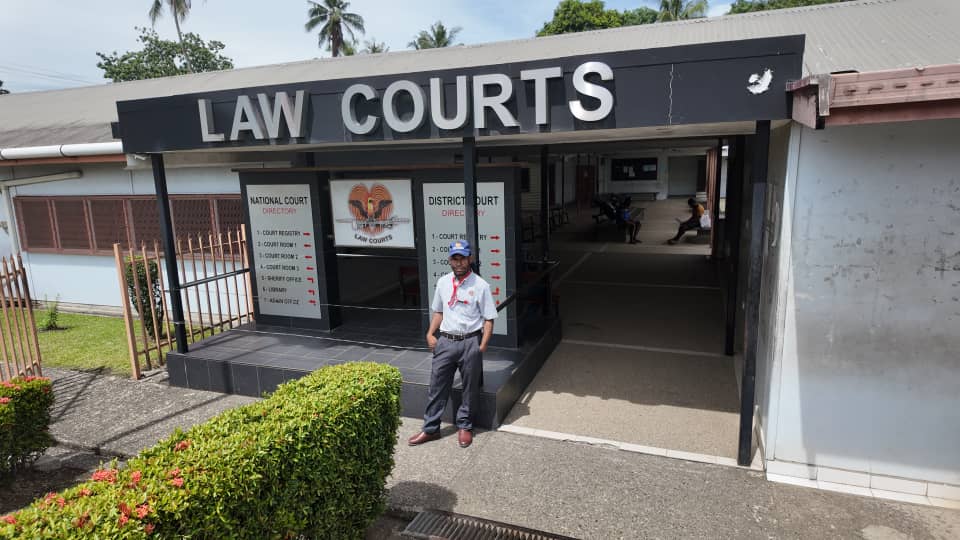 TWO JOURNALISTS ATTACKED AT LAE COURTHOUSE