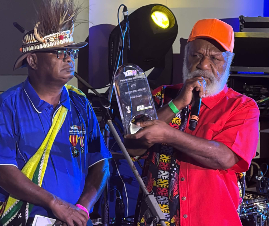 DUAKA BAND’S PETER SAIKA HONOURED WITH JUSTIN KILI AWARD AT 20TH YUMI FM PNG MUSIK AWARDS